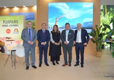 Representatives of Colombia's fruit industry with the Ambassador to Europe visiting their company stands.